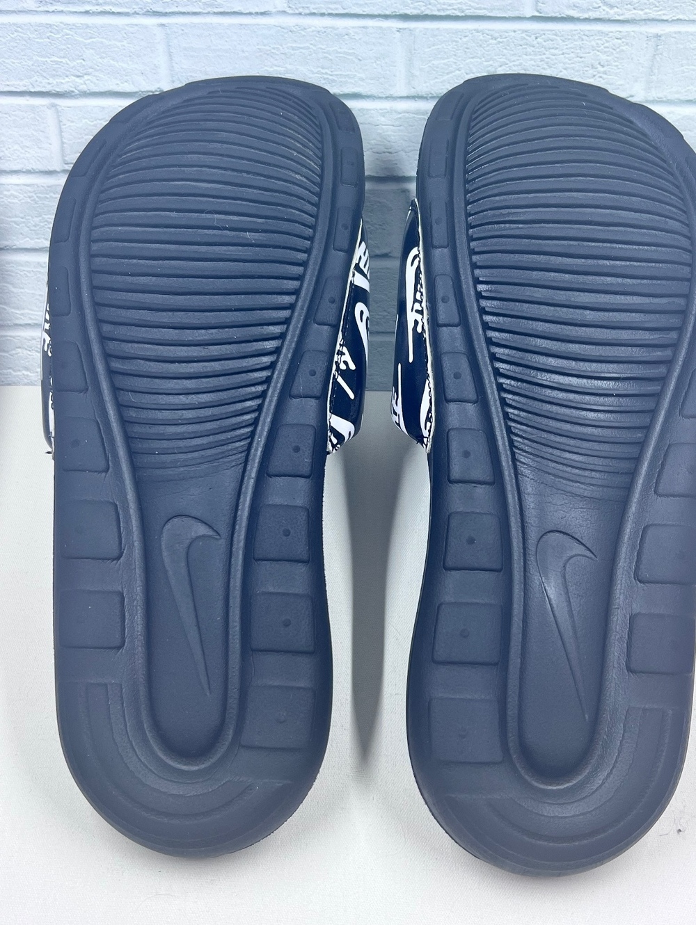 Nike Vitori Repeat Logo One Slides - Picture 3 of 6